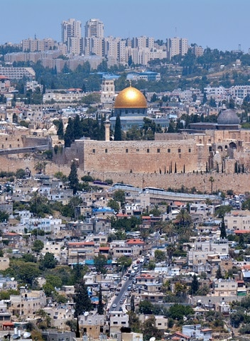 תמונת נוף ירושלים עם כיפת הסלע וחומות העיר העתיקה
