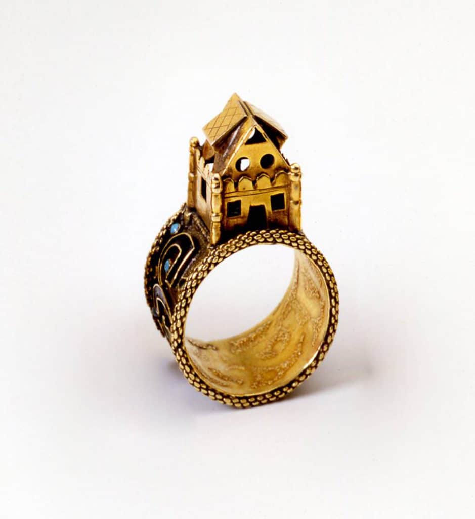 טבעת קידושין זהב ועליה בית והכיתוב "מזל טוב"