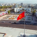 דגל קירגיזסטן על רקע העיר