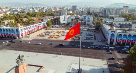 דגל קירגיזסטן על רקע העיר