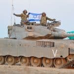 חיילים מחזיקים דגל ישראל על טנק מרכבה