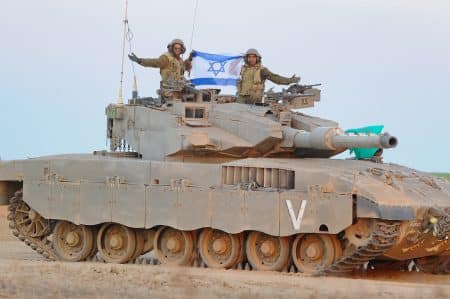 חיילים מחזיקים דגל ישראל על טנק מרכבה