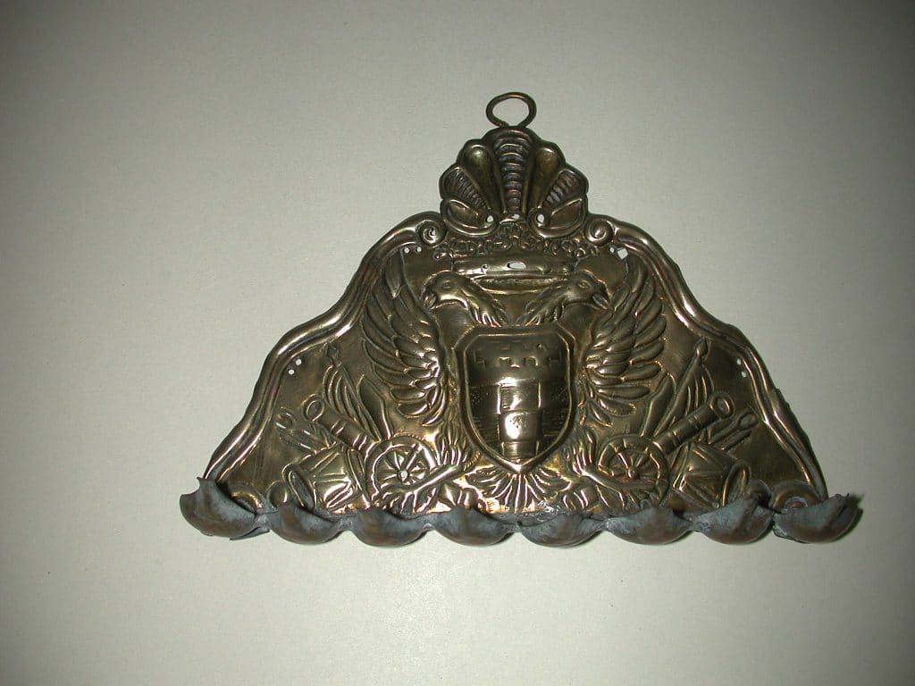 מנורת חנוכה (חנוכייה)עשויה מקסדה חייל אוסטרי מהמאה ה-18