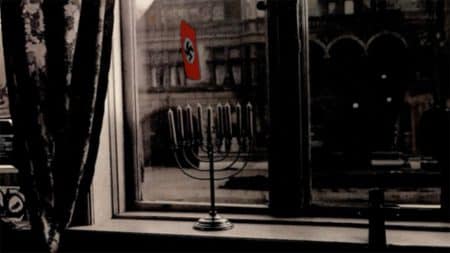 חנוכיה על רקע הדגל הנאצי בקיל, גרמניה