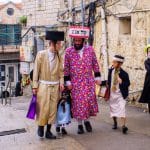 גברים יהודים חרדים, במסגרת חגיגת חג פורים, בשכונת מאה שערים, ירושלים, ישראל.