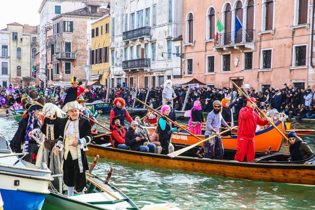 פסטיבל מסכות במהלך מופע הקרנבל, ונציה, איטליה
