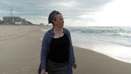 הרבנית מיכל נגן בחוף הים