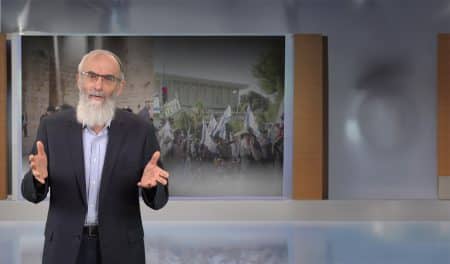 הרב דוד סתיו, ברקע אולפן עם תמונות של הכותל והפגנה בתל אביב