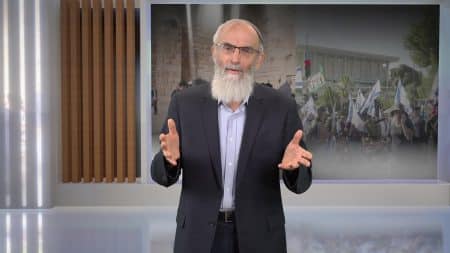 הרב דוד סתיו, ברקע אולפן עם תמונות של הכותל והפגנה בתל אביב