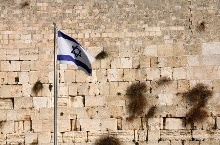 דגל על רקע הכותל המערבי בירושלים