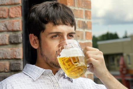 בחור שותה בירה ברחוב