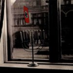 חנוכיה על רקע הדגל הנאצי בקיל, גרמניה