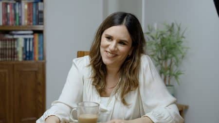 אמילי אמרוסי בסלון ביתה