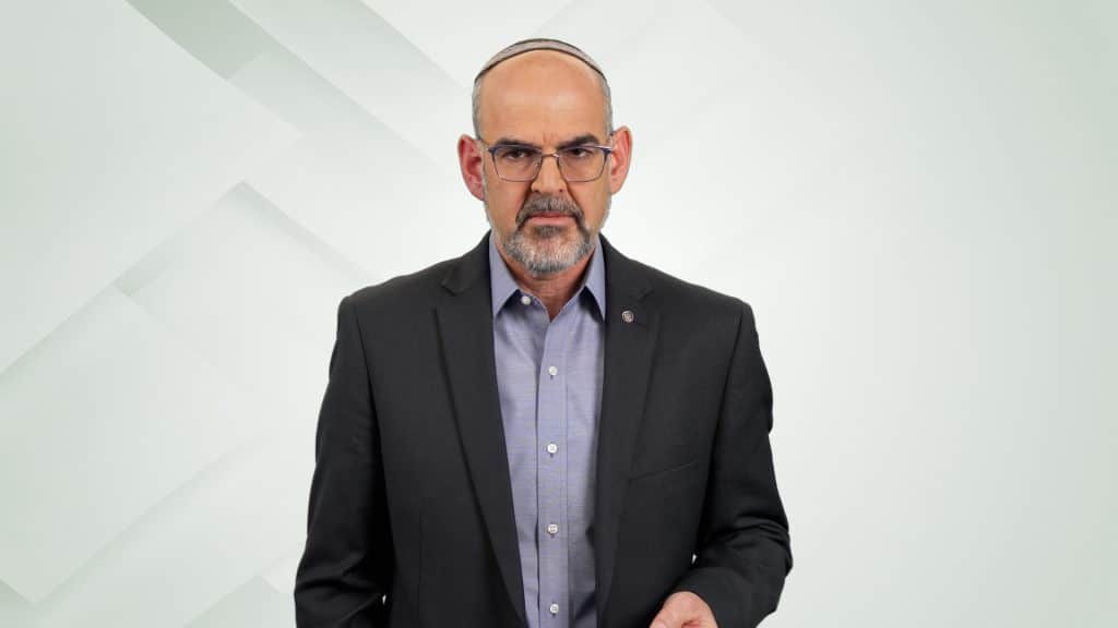 תמונה של הרב יהודה ישרים על רקע לבן