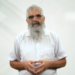 תמונה של הרב יובל שרלו על רקע