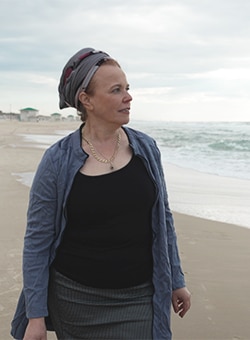 הרבנית מיכל נגן בחוף הים
