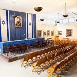 מיצג הכרזת העצמאות עם השולחן, תמונת הרצל ודגלי ישראל וכיסאות הצופים