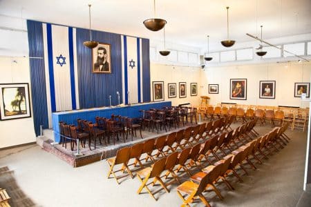 מיצג הכרזת העצמאות עם השולחן, תמונת הרצל ודגלי ישראל וכיסאות הצופים