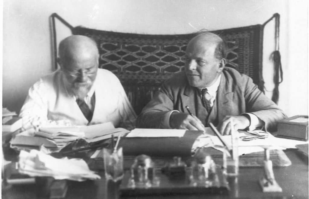 ביאליק ורבניצקי עובדים לצד שולחן עבודה עמוס ספרים