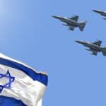 3 מטוסי קרב במטס יום העצמאות ודגל ישראל על רקע שמיים תכולים