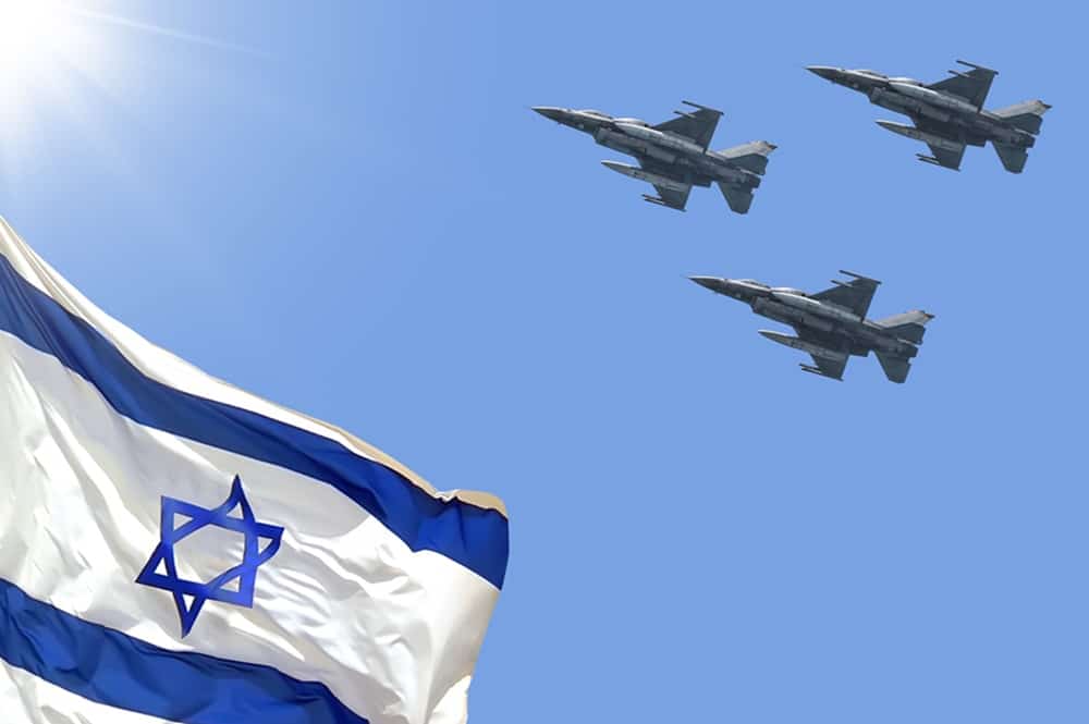 3 מטוסי קרב במטס יום העצמאות ודגל ישראל על רקע שמיים תכולים