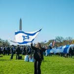 מפגינים עם דגלי ישראל ברקע האובליסק בוושינגטון