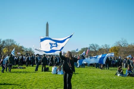 מפגינים עם דגלי ישראל ברקע האובליסק בוושינגטון