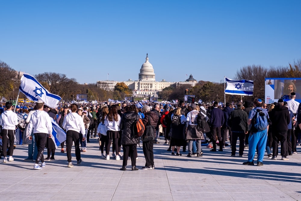 מפגינים עם דגלי ישראל מול הבית הלבן