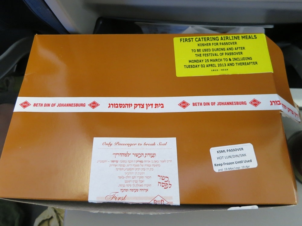 קופסת מזון כשר לטיסה עם מדבקות כשר לפסח מטעם בד"צ יוהנסבורג