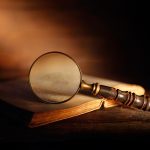 ספר עם זכוכית מגדלת