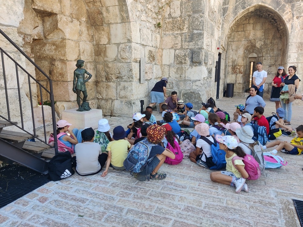 קבוצת ילדים בסיור מודרך במגדל דוד מוזיאון ירושלים