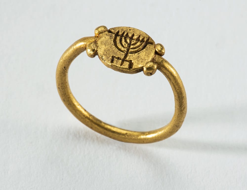 טבעת זהב עם חריטת מנורה במרכזה