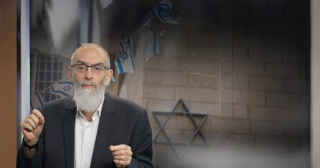 הרב דוד סתיו וברקע מגן דוד ודגלי ישראל