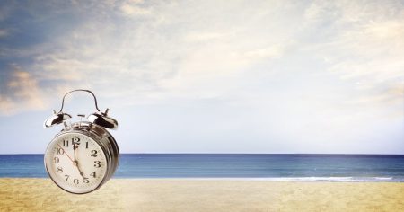 שעון על החול בשפת הים