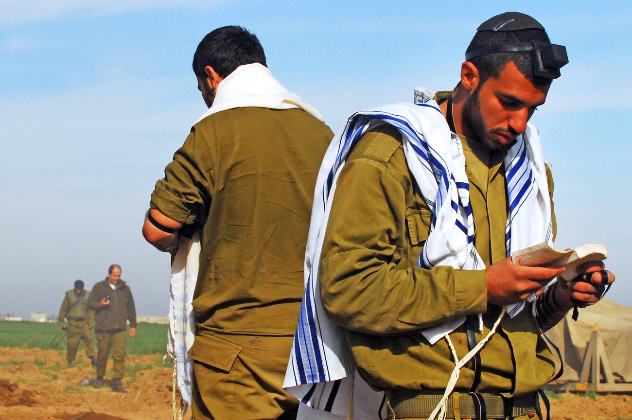 חיילים עם טלית ותפילין