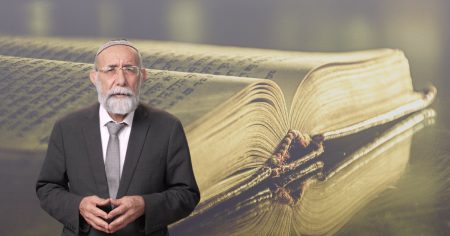 הרב צ'יקוטאי על רקע ספר פתוח