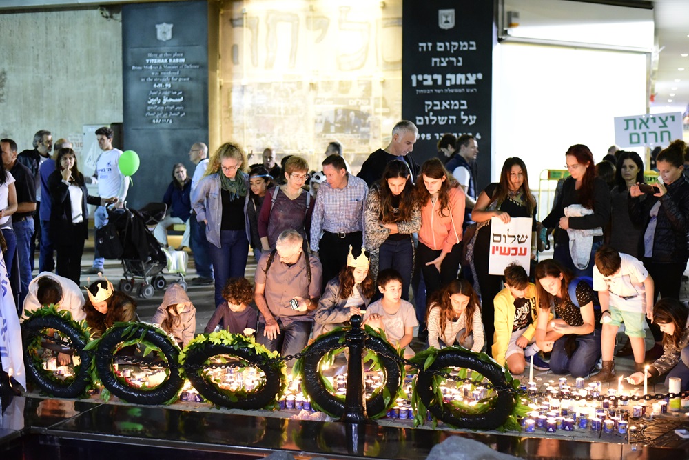 קהל, נרות וזרים בנקודת הרצח בכיכר רבין