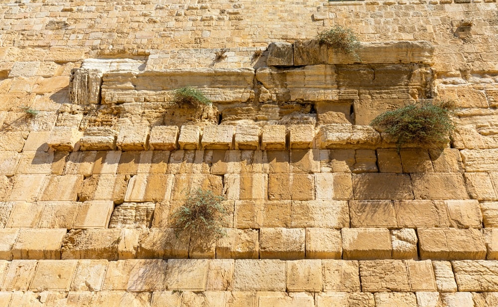 אבנים מקומרות ובולטות מקיר ההמשך של הכותל