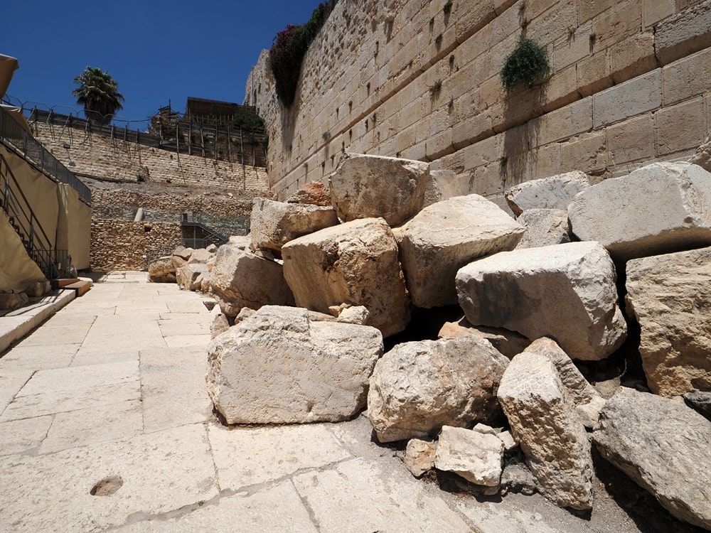 ערימת אבנים לצד קיר ההמשך של הכותל