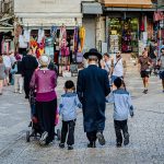 משפחה חרדית צועדת במדרחוב