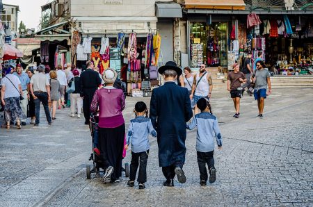 משפחה חרדית צועדת במדרחוב