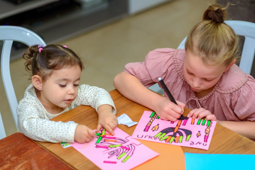 ילדות בגן צובעות ציורי חנוכיה