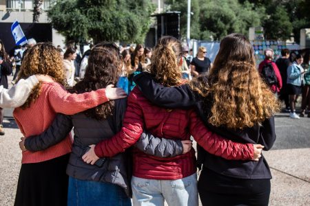 נערות מתחבקות מצולמות מאחור