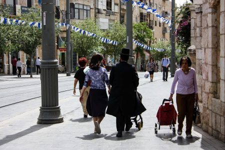 זוג חרדי צועדת ברחוב יפו