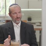 הרב שמואל סלוטקי בביתה של אמילי עמרוסי