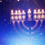 חנוכיה דולקת וברקע מגן דוד
