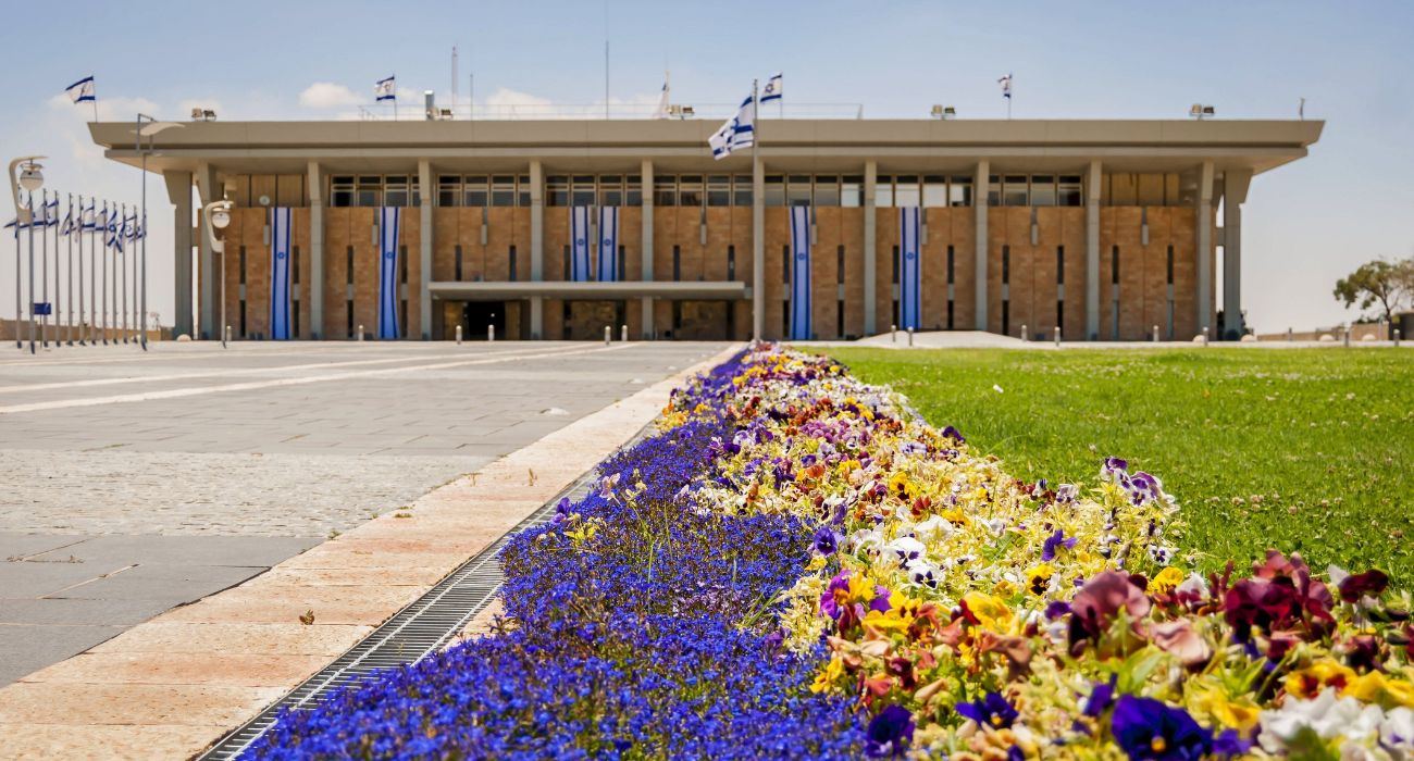 בניין הכנסת, מדשאה ופרחים צהובים וסגולים