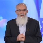 הרב דוד סתיו וברקע דגל ישראל