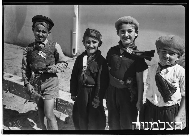 קופסאות גפרורים כחבקים לעניבות. תל־אביב, 1937. קרדיט: רודי ויסנשטיין, ארכיון הצלמניה