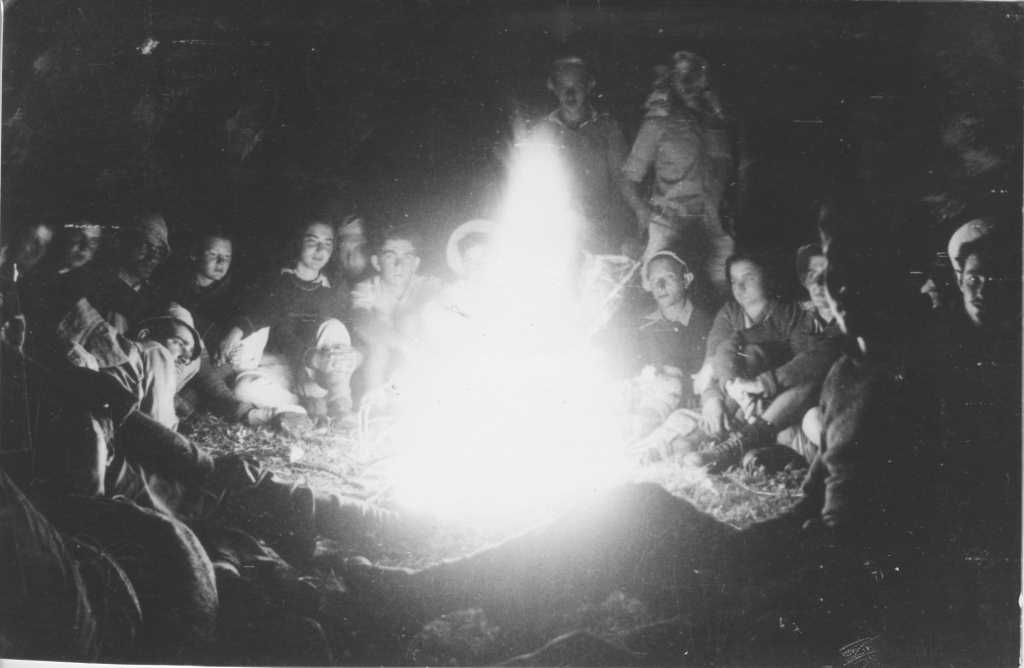 פלמ"חניקים מסביב למדורה, 1944